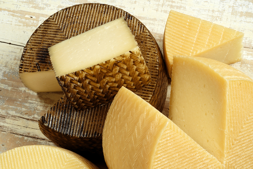 los agujeros naturales son los ojos del queso, un aspecto del queso a mirar en una cata de queso como la de García Baquero