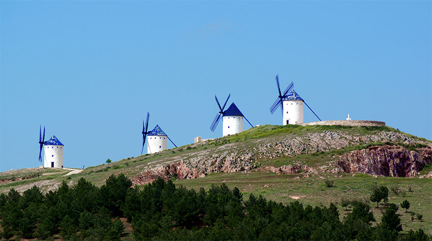 Alcázar de San Juan: paisaje por la naturaleza y molinos Alcázar de San Juan: paisaje por la naturaleza por el complejo lagunar y la puesta de sol desde los molinos de viento