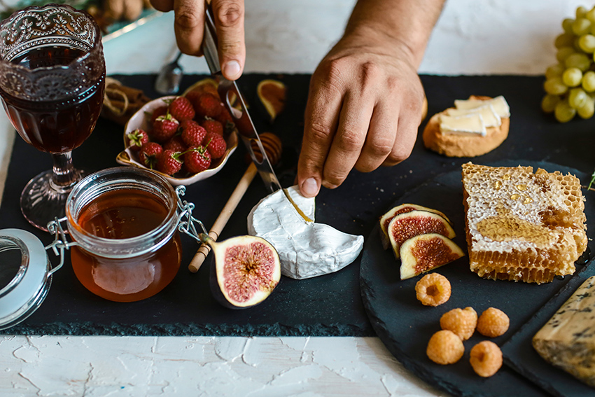 Beneficios del queso para el  desarrollo de los huesos: calcio, ácido fólico, vitaminas y zinc, mineral esencial del cuerpo