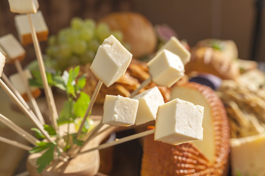 Beneficios del queso de oveja elaborado con leche de oveja, la leche con más calcio y potasio en su composición