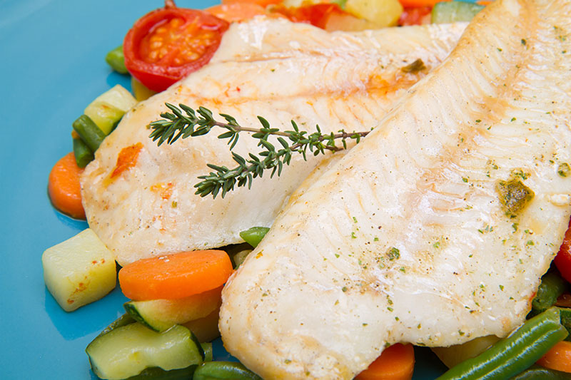 cenas ligeras García Baquero: bacalao con verduras al vapor. Una receta rápida y sencilla para tus cenas ligeras de enero