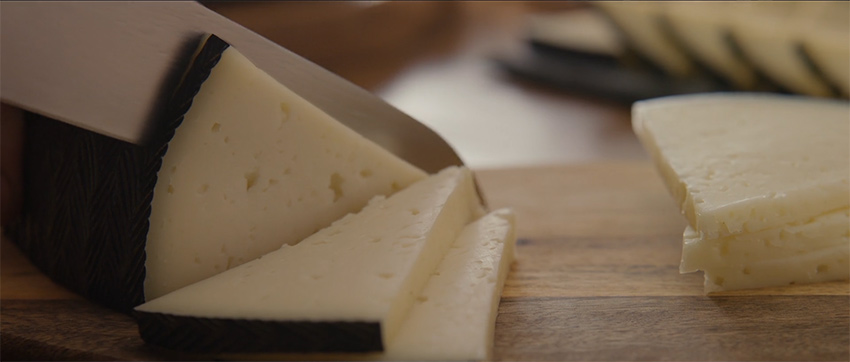 formas de cortar quesos redondos en cuñas triángulares. La forma de cortar queso según su forma en partes iguales