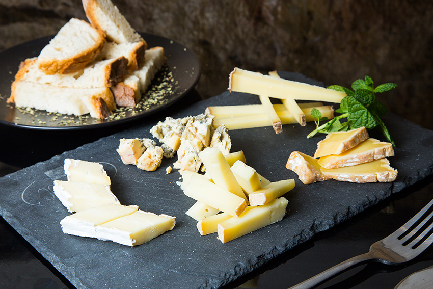 cortar queso en bastones. La forma de cortar quesos rectangulares o alargados, sin que sean lonchas de queso