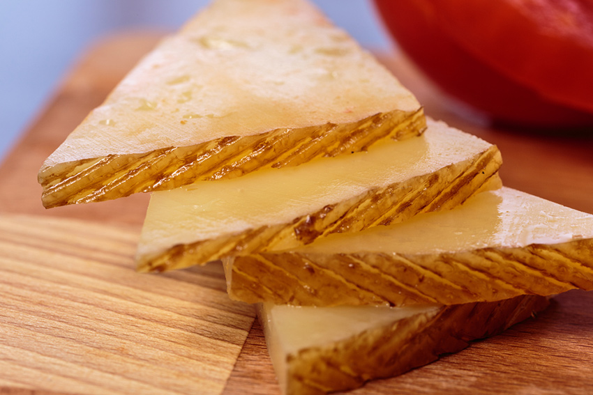cortes de queso: cortar queso curado en triángulos como Maestría Curado de García Baquero 
