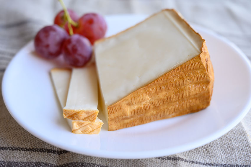 Quesos internacionales elaborados con leche de cabra como el Queso de Cabra García Baquero, con sabor suave y picante