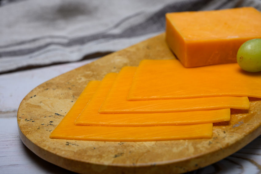 Quesos internacionales: el queso Cheddar. La delicia naranja de Reino Unido, elaborado con la técnica del cheddaring