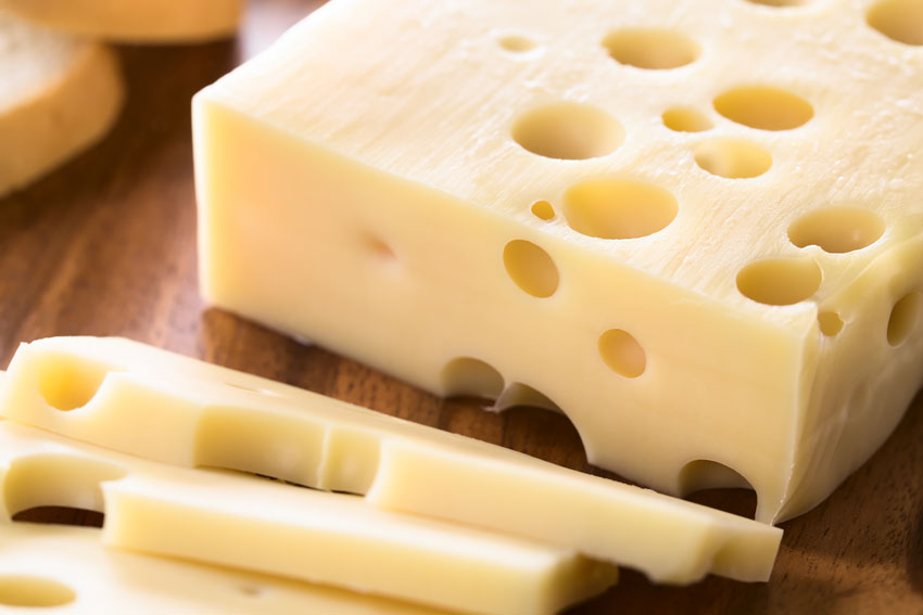 Quesos internacionales: el queso Emmental de Suiza. El clásico queso con agujeros con sabor suave y aroma frutal