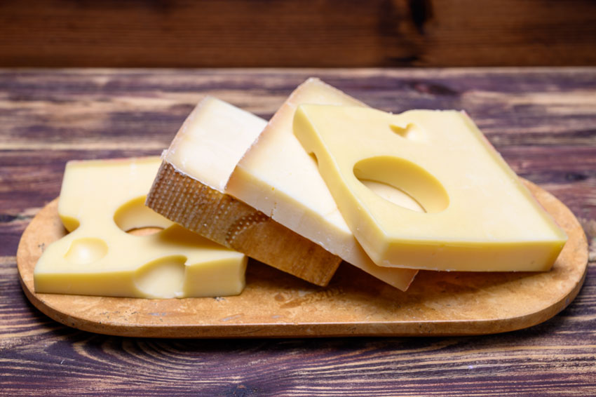 Quesos internacionales: queso Gruyere de Los Alpes Suizos, muy aromático con notas a miel y nueces y sabor cremoso y dulce