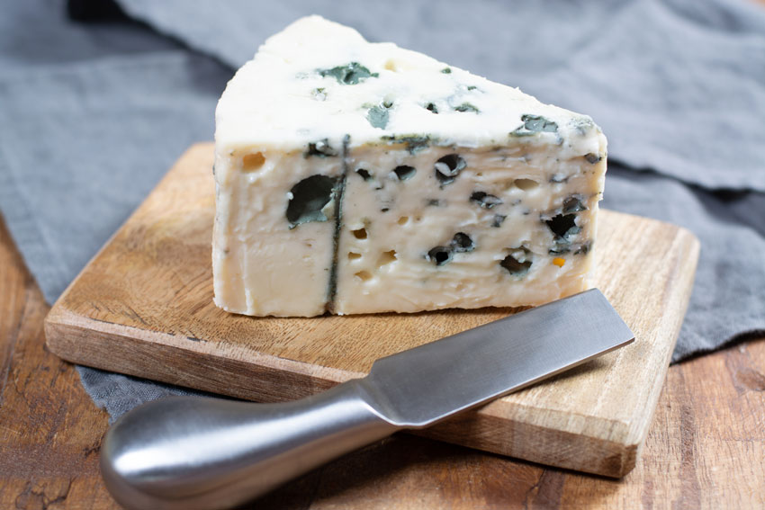 Quesos internacionales: el queso Roquefort francés. Un clásico elaborado con leche de oveja Lacaune, y perfecto para salsas