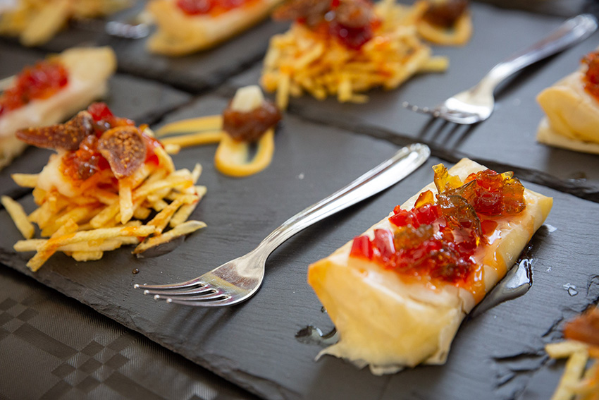 2ª Tapa Feria de la tapa con queso de La Victoria: crujiente de queso semicurado García Baquero con pimientos confitados