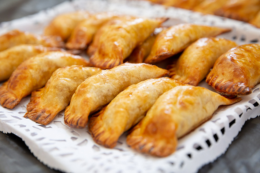 Feria de la tapa con queso de La Victoria. Tapas vegetales con queso: empanadillas berenjenas y queso semicurado García Baquero