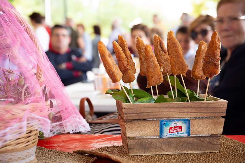 Feria de la tapa con queso de La Victoria.  Tapas vegetales con queso Tierno García Baquero: queso frito con confituras