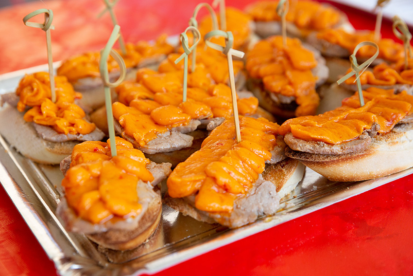 Feria de la tapa con queso de La Victoria, tapas con carne: tosta con solomillo y queso  Barus y Viejo 10 meses García Baquero