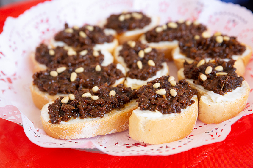 Feria de la tapa con queso de La Victoria. Tapas con carne y queso: tosta de morcilla y queso de cabra García Baquero