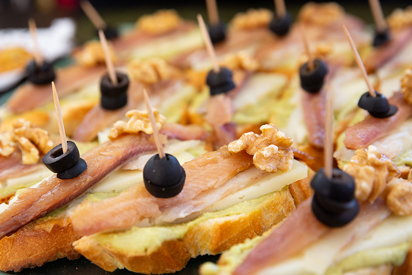 Feria de la tapa con queso de La Victoria. Tapas de mar y queso: tosta de Curado Maestría García Baquero con salmorejo aguacate