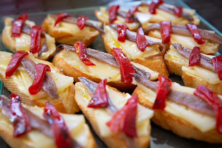 Feria de la tapa con queso de La Victoria. Tapas de mar y queso: tosta guadalmazan con queso curado Maestría García Baquero