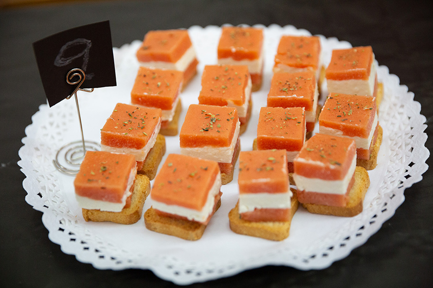 Feria de la tapa con queso de Miajadas.  Tapa: dados de toamte y queso de cabra y crema de queso  García Baquero