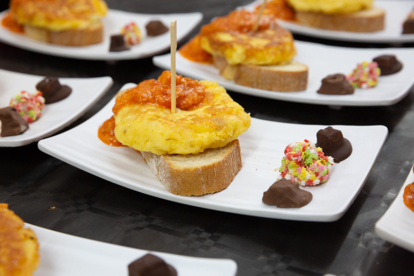 Tapa con queso de Miajadas: tortilla y bombones de queso