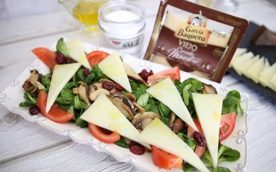 Ensalada de champiñón, queso y arándanos