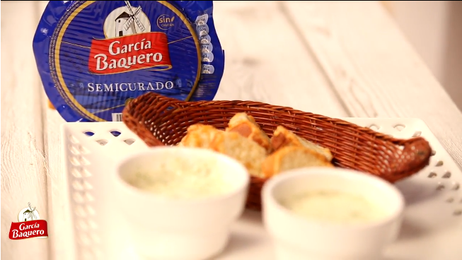 Bocaditos de Semicurado con Salsa de Queso y Brócoli