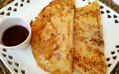 Tortitas de Jamón y Queso con salsa de frambuesa