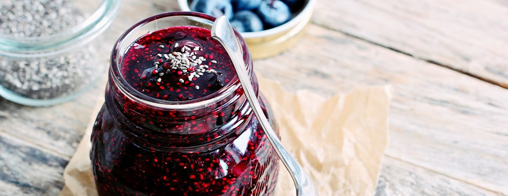 Tarro de mermelada de frutos rojos para maridar con queso curado