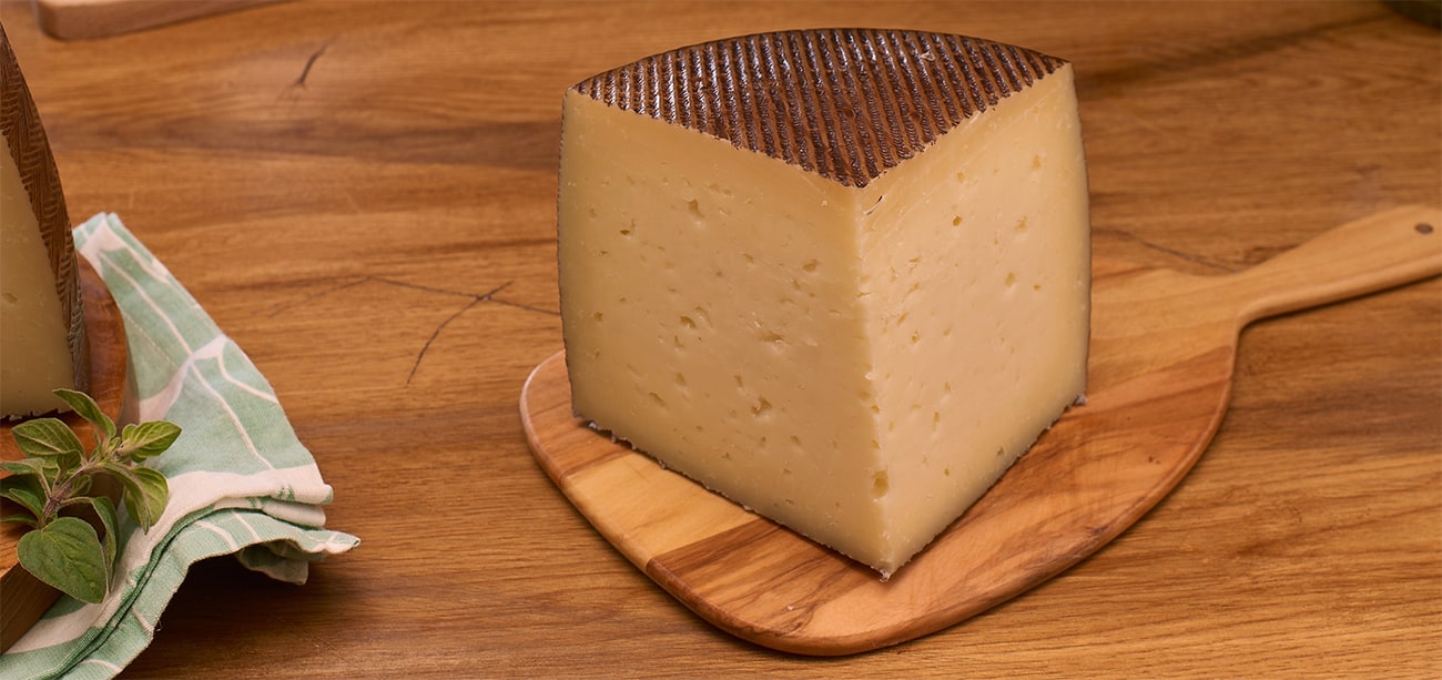 Queso Curado en tabla de madera